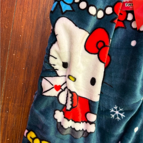 Hello kitty green Christmas throw - Picture 3 of 4
